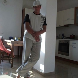 Žvejas(-ė) abinius